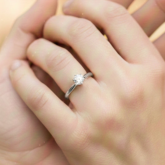 Mano de modelo usando un anillo solitario en oro blanco de 18 quilates con Moissanite de Joyería Caracas.