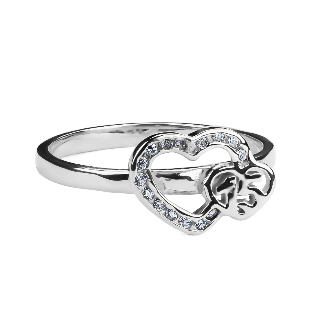 Anillo de Corazones de Cristal, fabricado en oro 18k por Joyería Caracas, cuenta con certificado de calidad y garantía de por vida.
