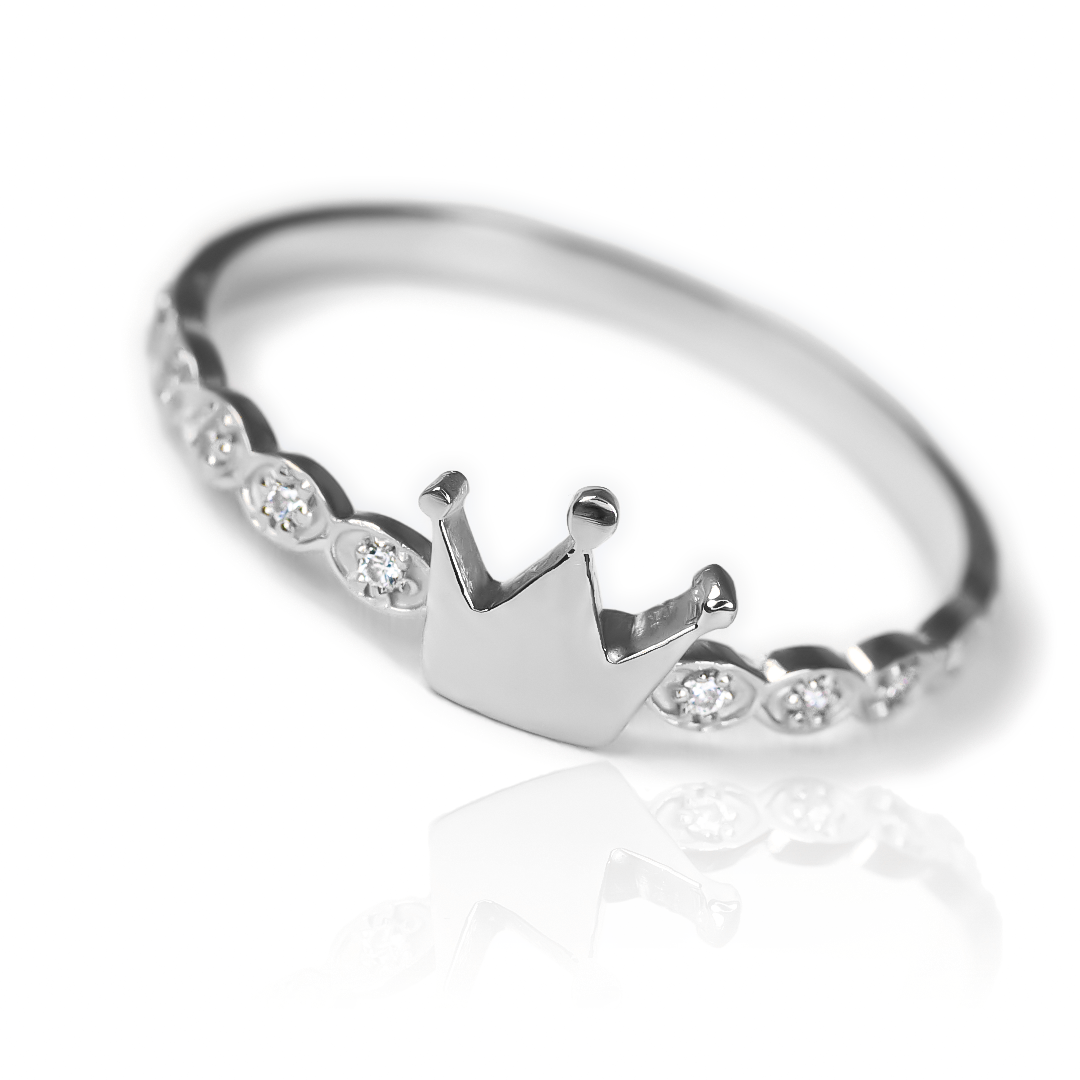 Anillo Corona Especial, elaborado en oro 18k por Joyería Caracas, cuenta con certificado de calidad y garantía de por vida.