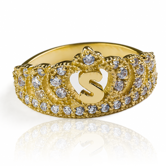 Anillo Corona Letra, fabricado en oro 18k por Joyería Caracas, cuenta con certificado de calidad y garantía de por vida.