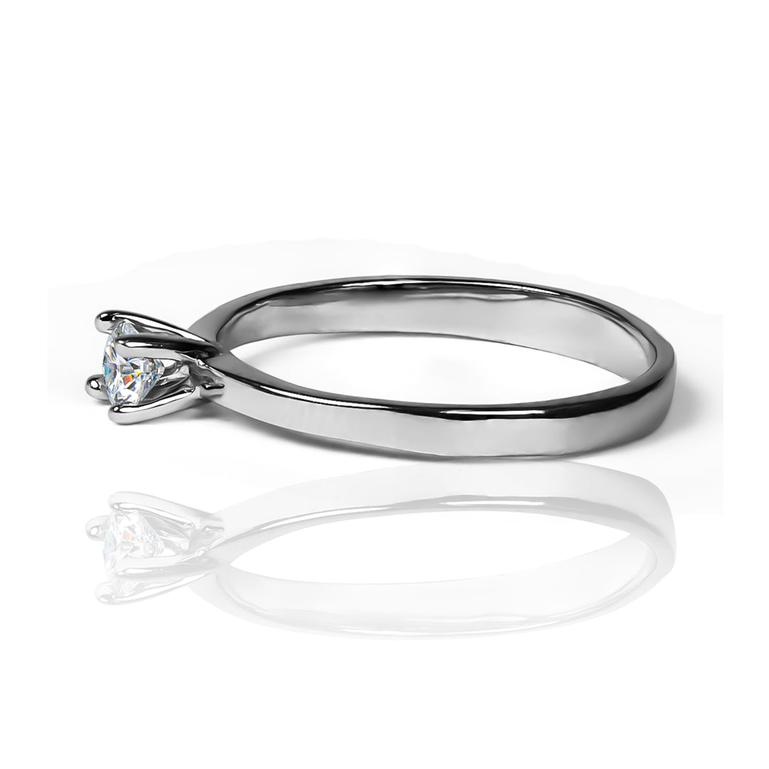 Anillo Piramid Mini Moissanite 3.50mm, fabricado en oro 18k, viene acompañado de un certificado de calidad y garantía de por vida.