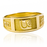 Anillo de grado tipo argolla UCC de Joyería Caracas! Hecho de oro 18K, este hermoso anillo no sólo simboliza tu logro académico, sino que también cuenta con una garantía de por vida.