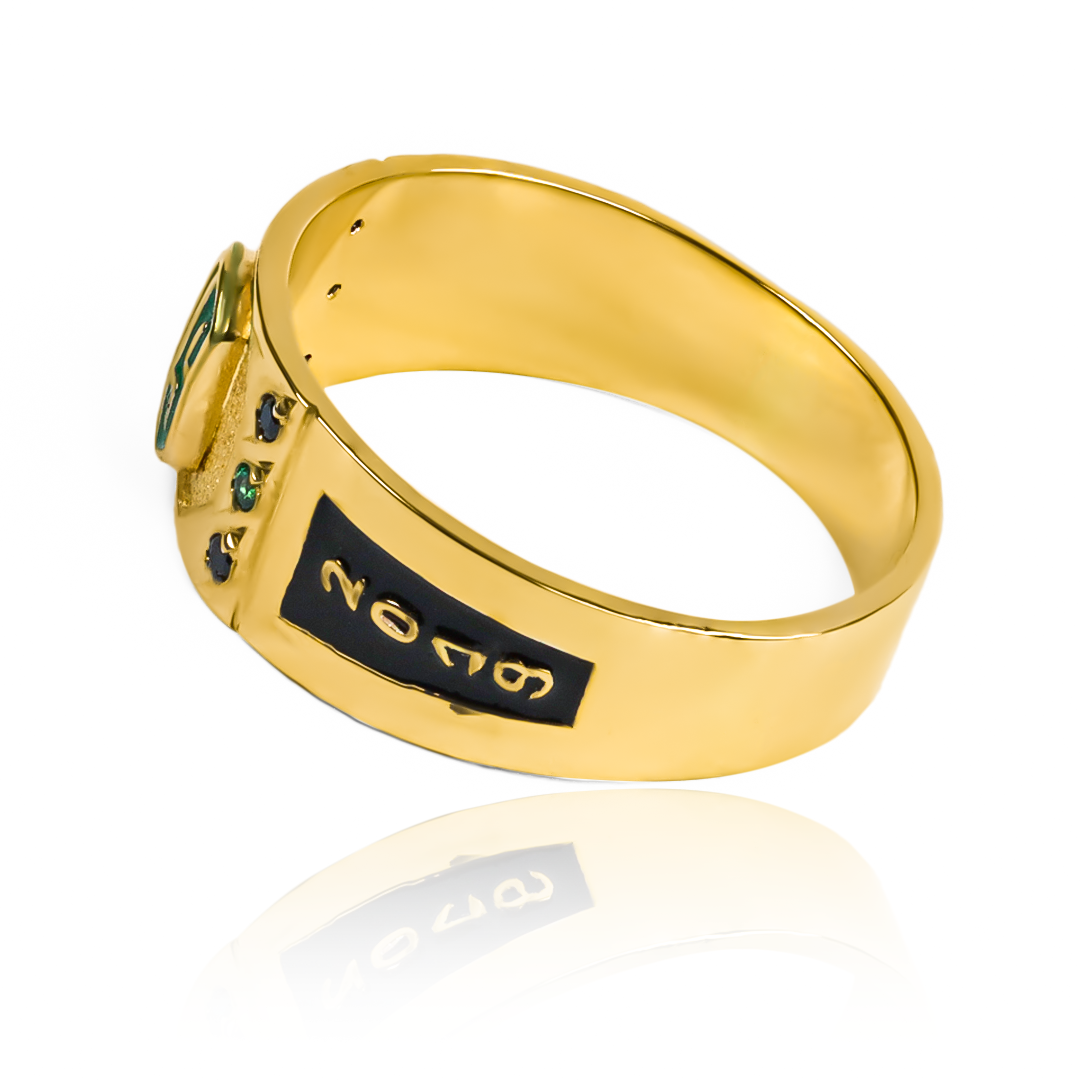 Anillo de grado Joyería Caracas es un verdadero lujo con su diseño troquelado y su material de oro 18K. Además, cuenta con una garantía de por vida.
