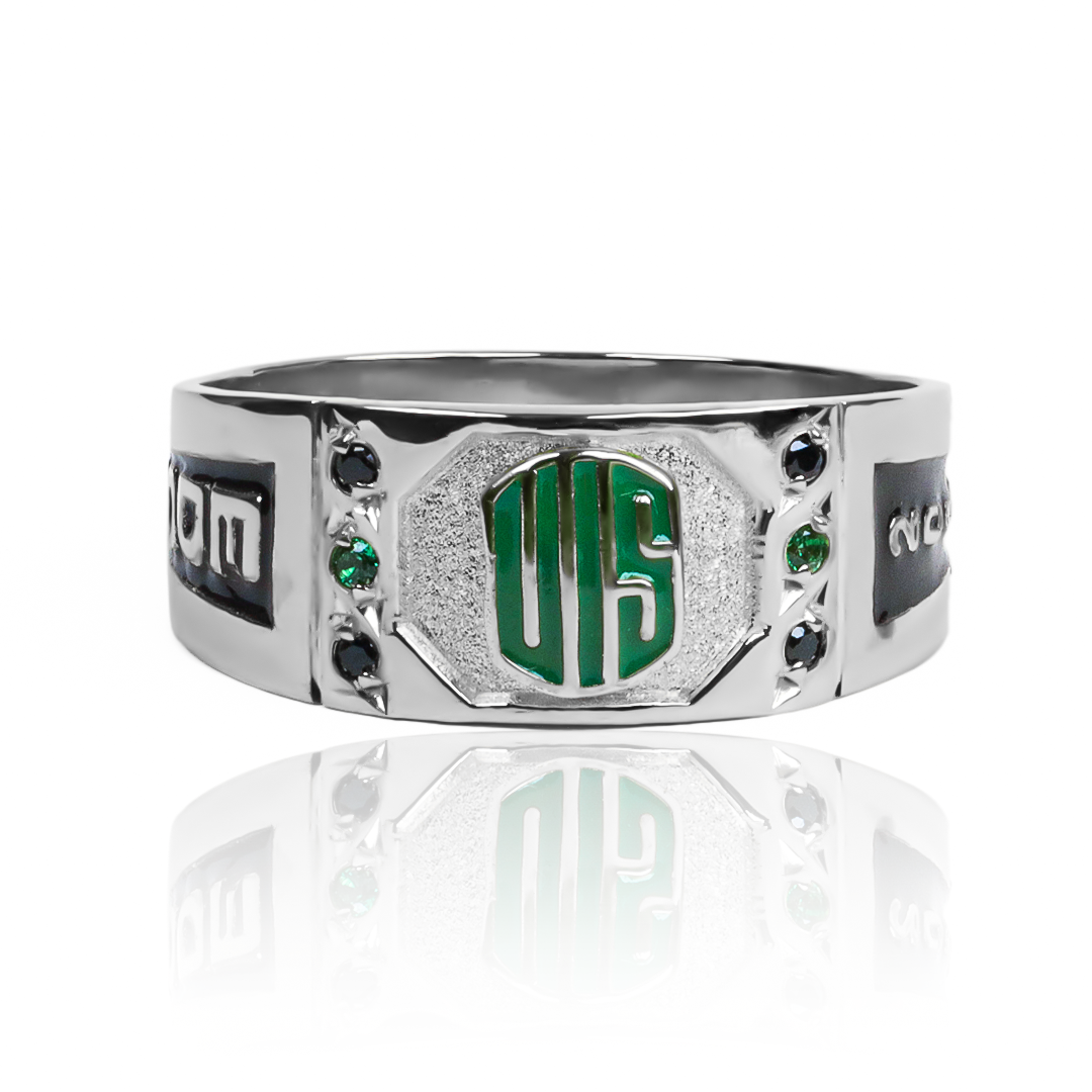 Anillo de grado Joyería Caracas es un verdadero lujo con su diseño troquelado y su material de oro 18K. Además, cuenta con una garantía de por vida.