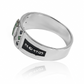 Anillo de grado Joyería Caracas es un verdadero lujo con su diseño troquelado y su material de oro 18K. Además, cuenta con una garantía de por vida.