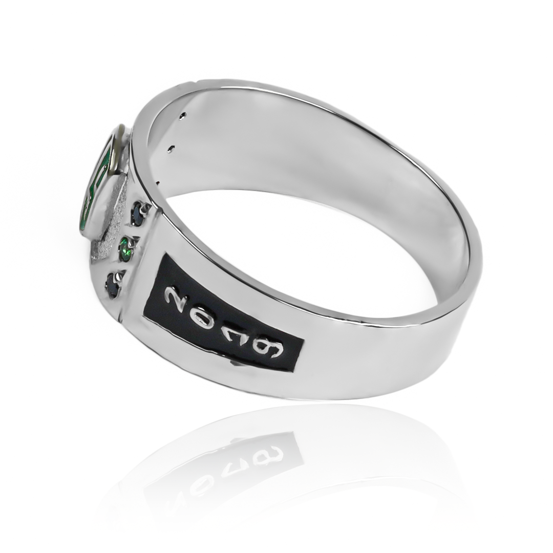 Anillo de grado Joyería Caracas es un verdadero lujo con su diseño troquelado y su material de oro 18K. Además, cuenta con una garantía de por vida.