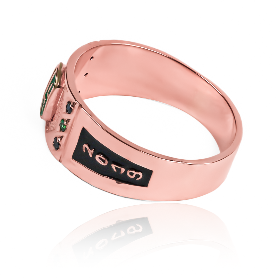 Anillo de grado Joyería Caracas es un verdadero lujo con su diseño troquelado y su material de oro 18K. Además, cuenta con una garantía de por vida.