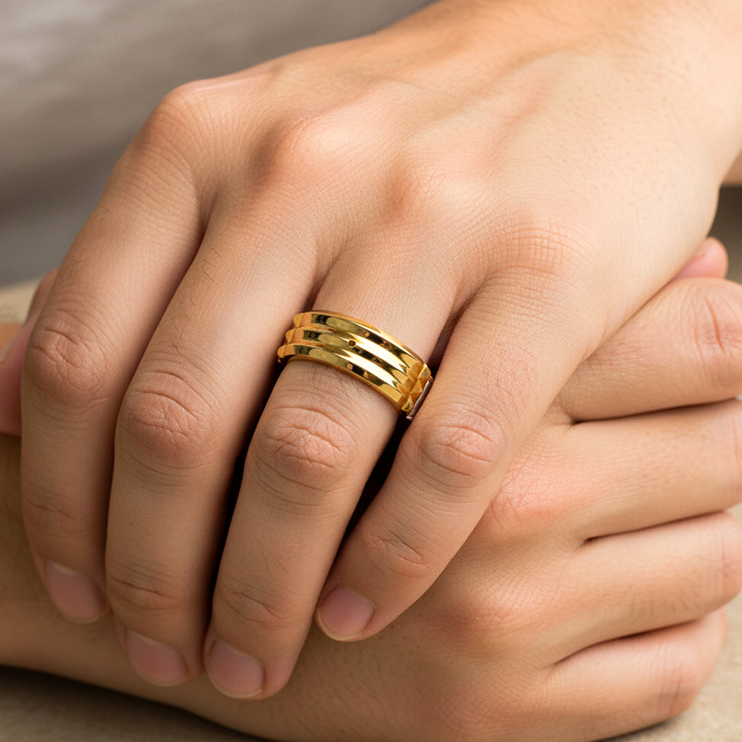 Mano de mujer usando un anillo en oro amarillo de 18 quilates de Joyería Caracas. 
