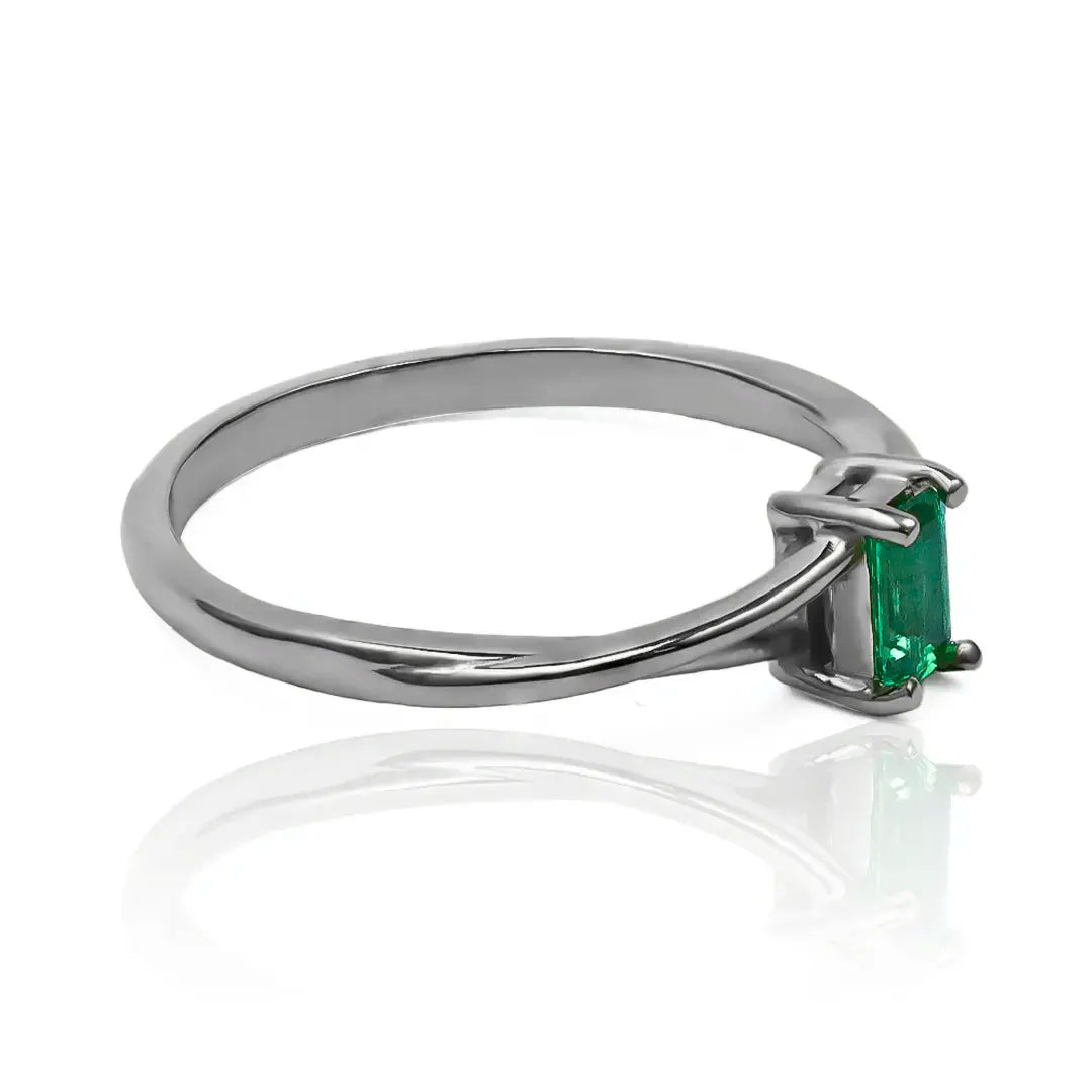 Anillo de compromiso baguette emerald de oro de 18k, Confeccionado por expertos joyeros de Joyería Caracas, cuenta con garantía de por vida.