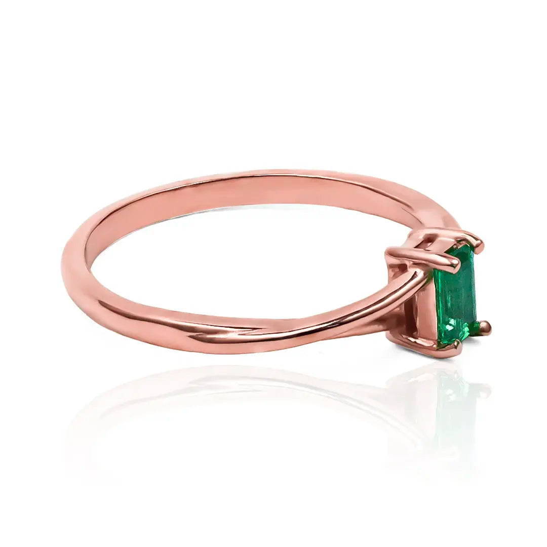 Anillo de compromiso baguette emerald de oro de 18k, Confeccionado por expertos joyeros de Joyería Caracas, cuenta con garantía de por vida.