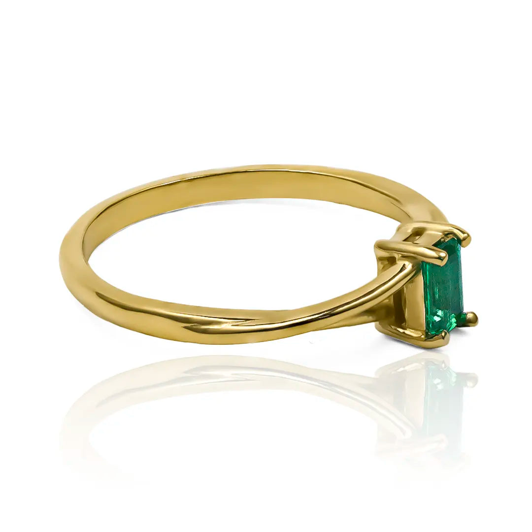 Anillo de compromiso baguette emerald de oro de 18k, Confeccionado por expertos joyeros de Joyería Caracas, cuenta con garantía de por vida.