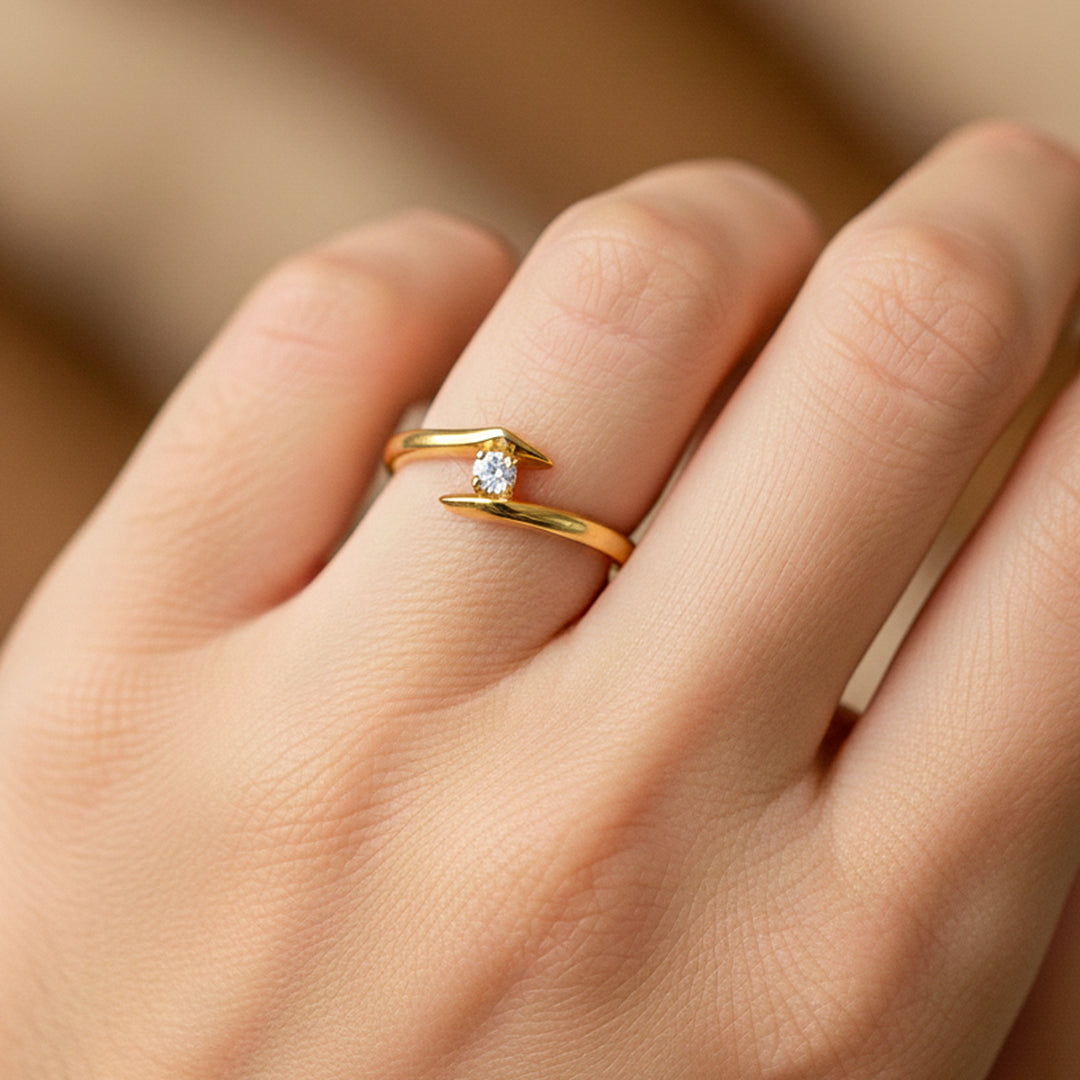 Mano de modelo usando un anillo en oro amarillo de 18 quilates con cristal de Joyería Caracas.