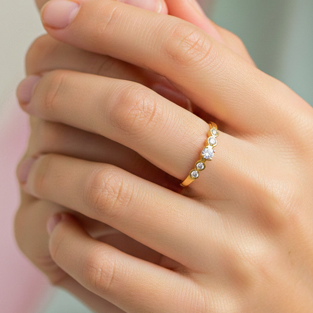 Mano de modelo usando un anillo en oro amarillo de 18 quilates con cristales de Joyería Caracas. 