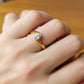 Mano de modelo usando un anillo en oro amarillo de 18 quilates con cristales de Joyería Caracas. 