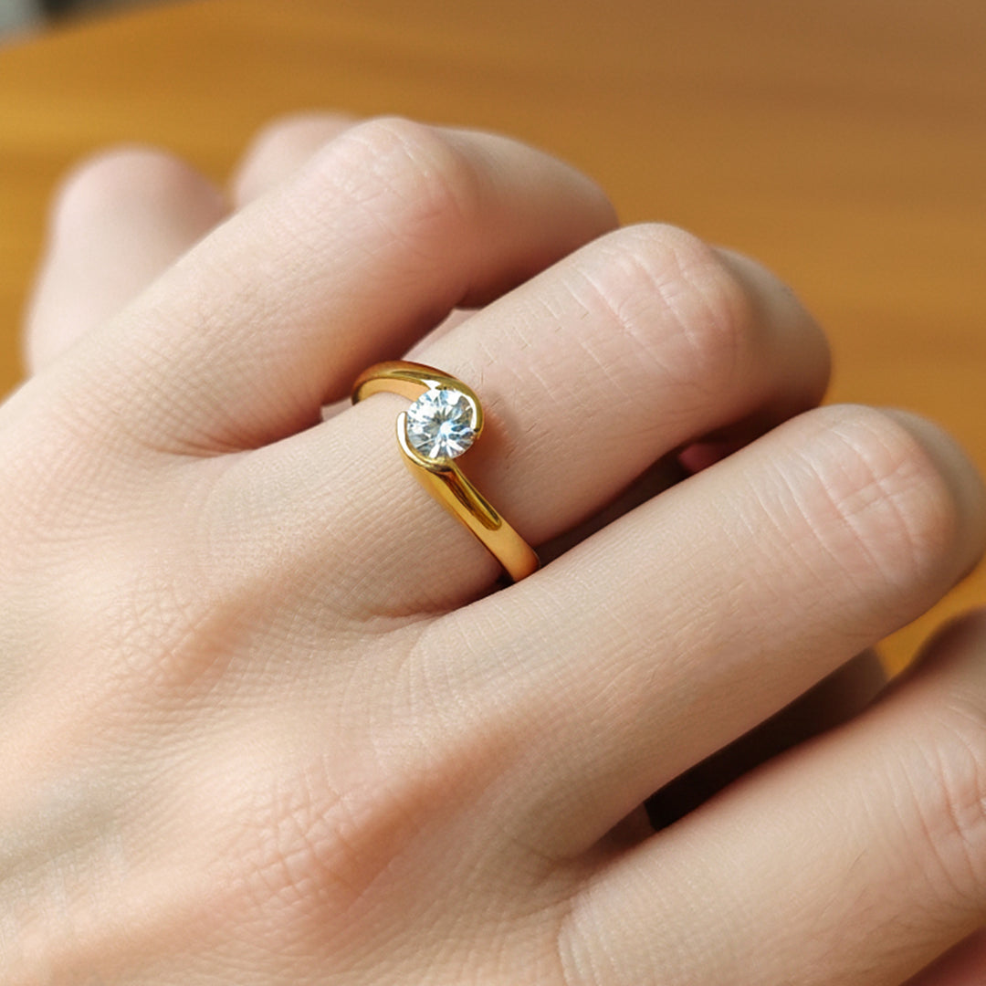 Mano de modelo usando un anillo en oro amarillo de 18 quilates con cristales de Joyería Caracas. 
