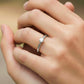 Mano de modelo usando un anillo en oro blanco de 18 quilates solitario con Diamante de Joyería Caracas. 