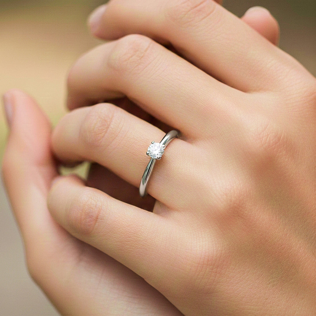 Mano de modelo usando un anillo en oro blanco de 18 quilates solitario con Diamante de Joyería Caracas. 