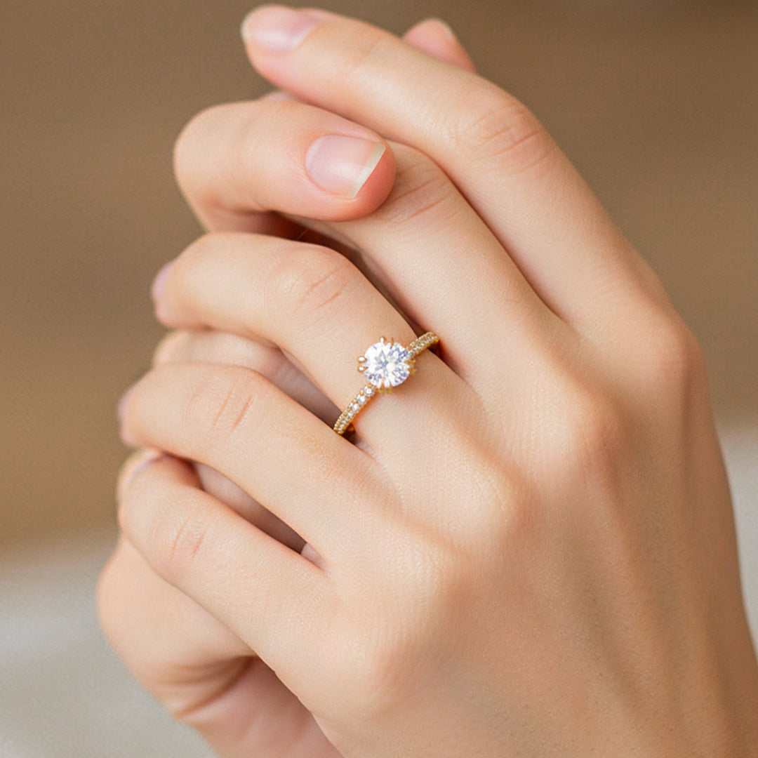 Mano de modelo usando un anillo en oro amarillo de 18 quilates con cristales de Joyería Caracas. 