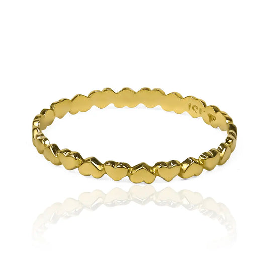 Anillo corazones seguidos es una verdadera joya de la prestigiosa Joyería Caracas. Fabricado en oro 18k, cuenta con garantía para toda la vida.