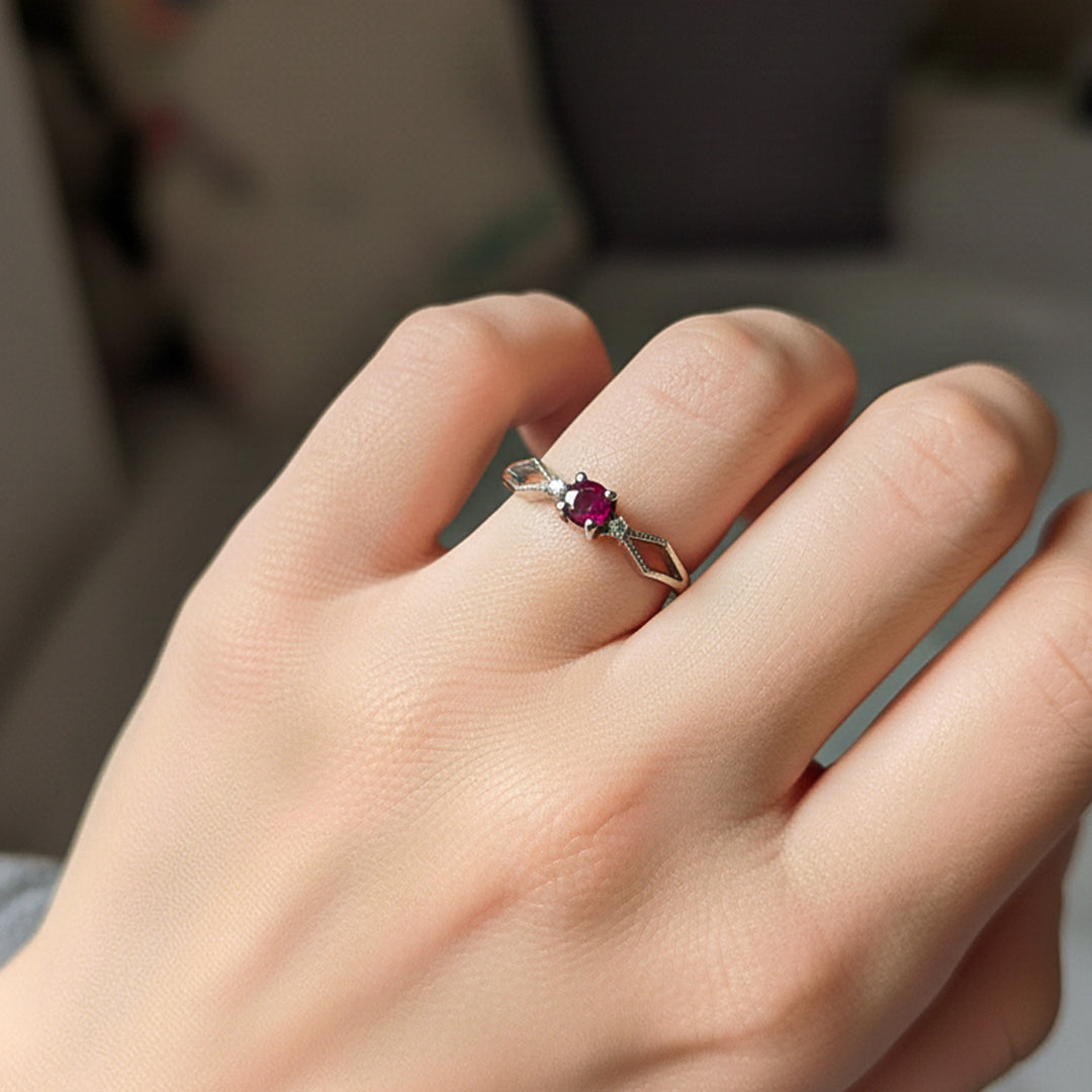 Mano de modelo usando un anillo en oro blanco de 18 quilates con Rubí de Joyería Caracas. 