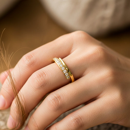 Mano de mujer usando un anillo con forma de serpiente en oro amarillo de 18 quilates con cristales de color blanco de Joyería Caracas. 