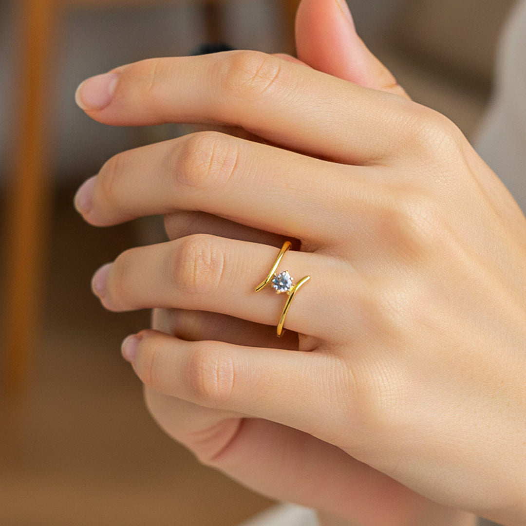 Mano de modelo usando un anillo en oro amarillo de 18 quilates con cristal de Joyería Caracas. 