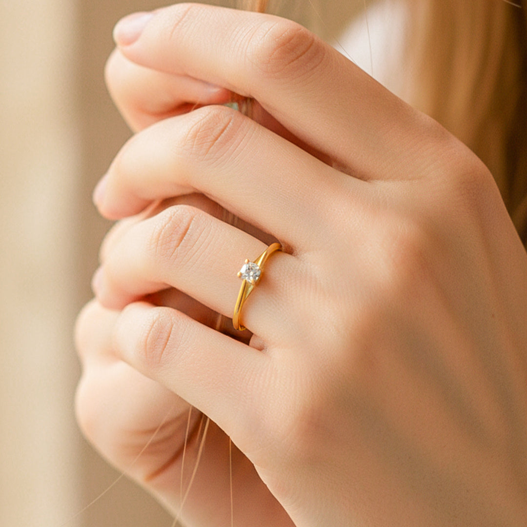 Mano de modelo usando un anillo en oro amarillo de 18 quilates con cristal de Joyería Caracas. 