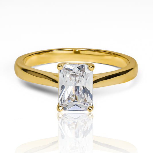 Anillo Golden prism fabricado por Joyería Caracas en oro 18k, cuenta con un certificado de calidad y garantía de por vida.