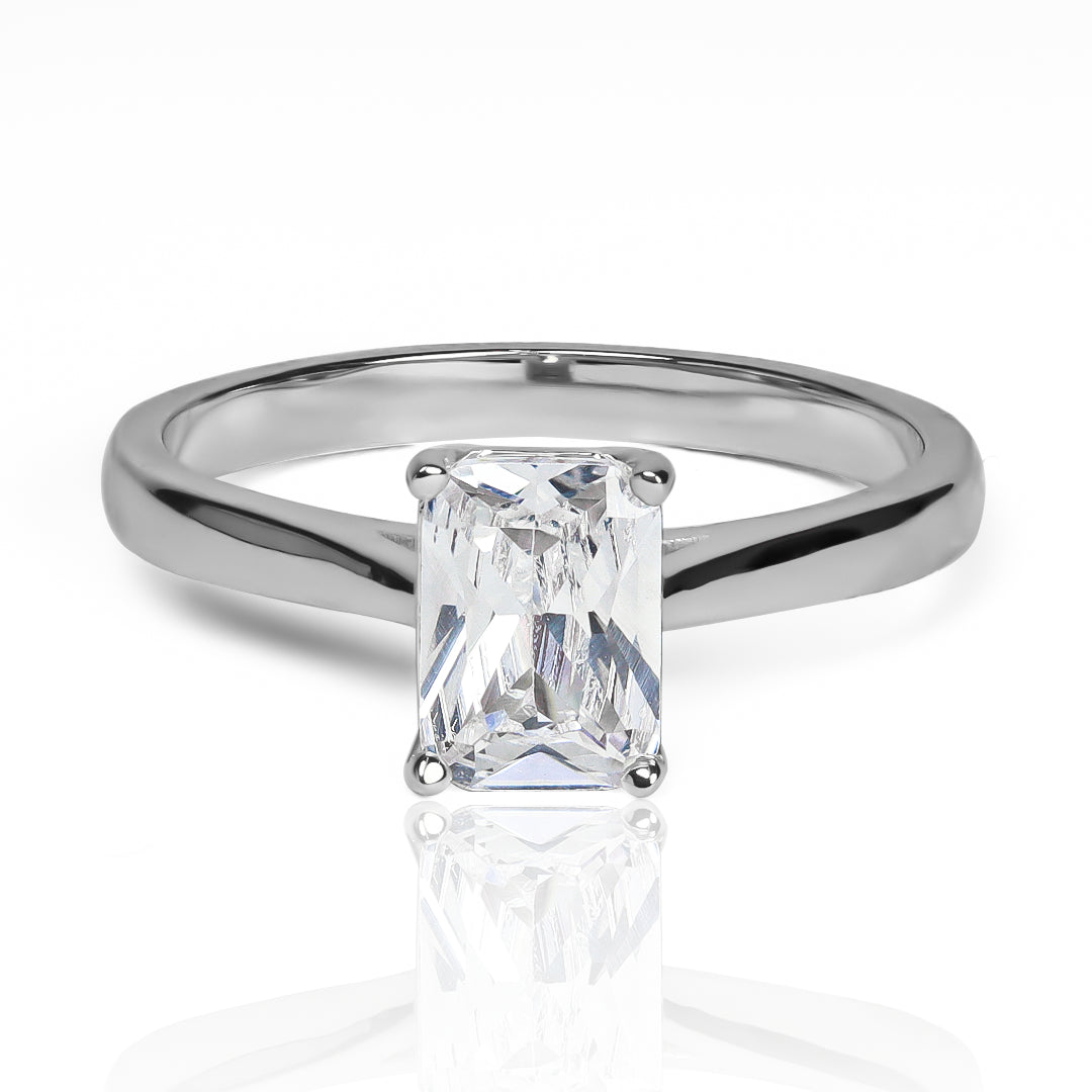 Anillo Golden prism fabricado por Joyería Caracas en oro 18k, cuenta con un certificado de calidad y garantía de por vida.