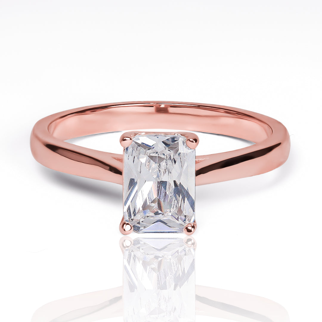 Anillo Golden prism fabricado por Joyería Caracas en oro 18k, cuenta con un certificado de calidad y garantía de por vida.