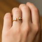 Mano de modelo usando un anillo en oro amarillo de 18 quilates con 2 cristales de color blanco de Joyería Caracas.