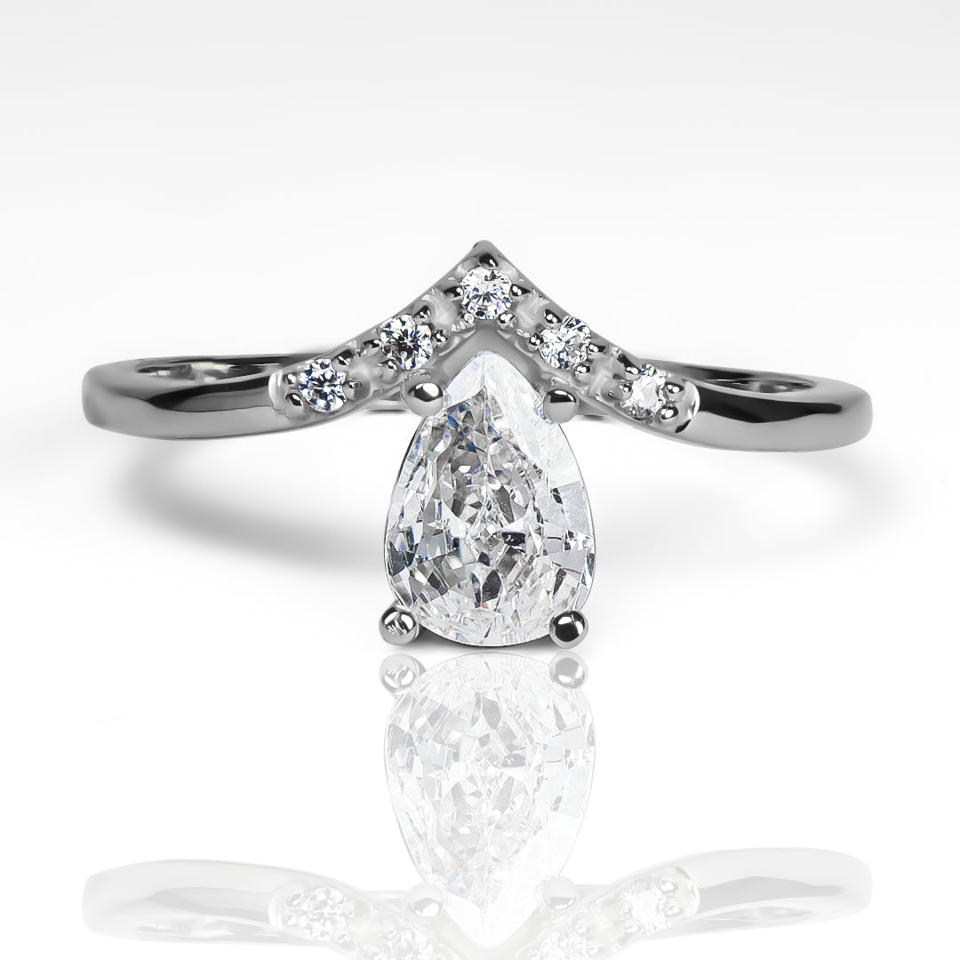 Anillo Lágrima de cristal fabricado en oro 18k por Joyería Caracas, cuenta con certificado de calidad y garantía de durabilidad por toda la vida.