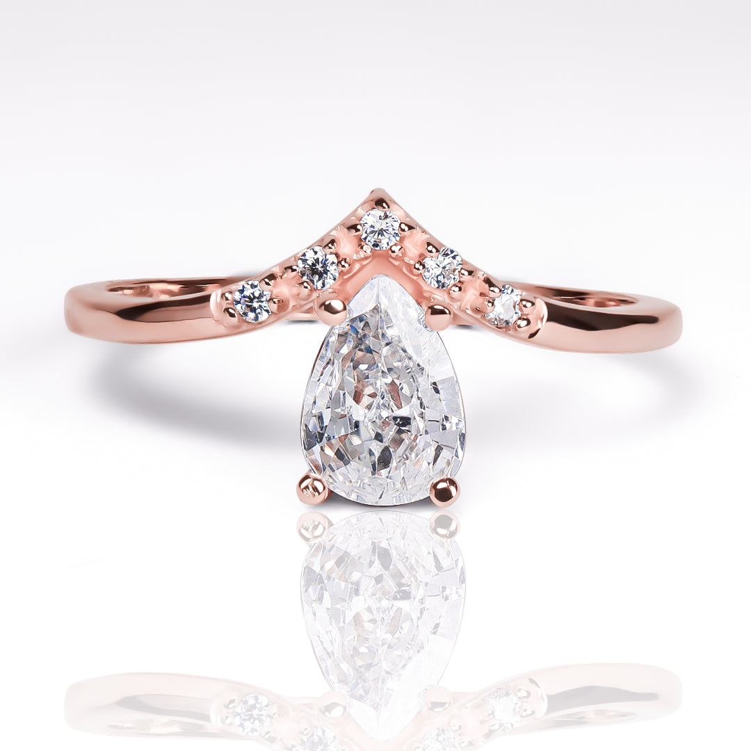 Anillo Lágrima de cristal fabricado en oro 18k por Joyería Caracas, cuenta con certificado de calidad y garantía de durabilidad por toda la vida.