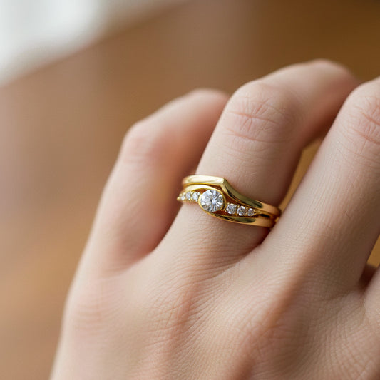 Mano de modelo usando un anillo con pisargolla en oro amarillo de 18 quilates con cristales de Joyería Caracas. 