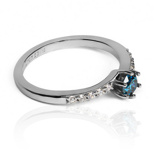 Anillo Deep navy blue diamante natural. Fabricado en Joyería Caracas, elaborado en oro de 18 quilates, certificado con el más alto estándar de calidad y respaldado por nuestra garantía de por vida.