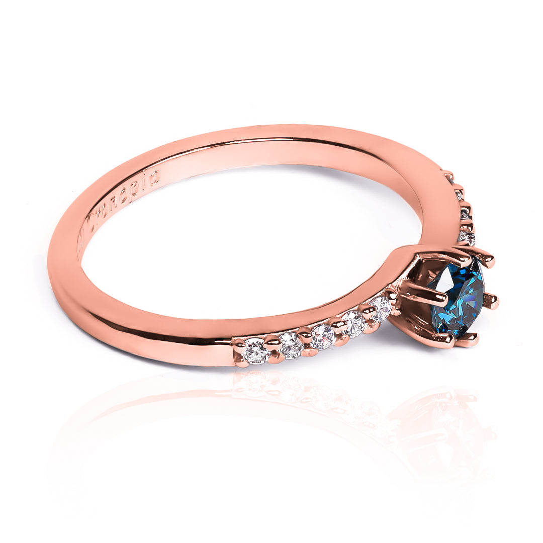 Anillo Deep navy blue diamante natural. Fabricado en Joyería Caracas, elaborado en oro de 18 quilates, certificado con el más alto estándar de calidad y respaldado por nuestra garantía de por vida.