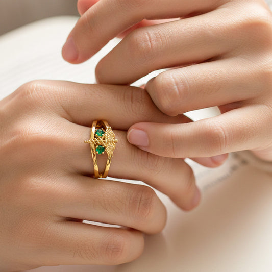 Mano de modelo usando un anillo de grado personalizado en oro amarillo de 18 quilates de Joyería Caracas.  