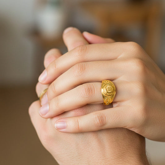 Mano de hombre usando un anillo de grado de Ingeniería Mecánica en oro amarillo de 18 quilates de Joyería Caracas. 