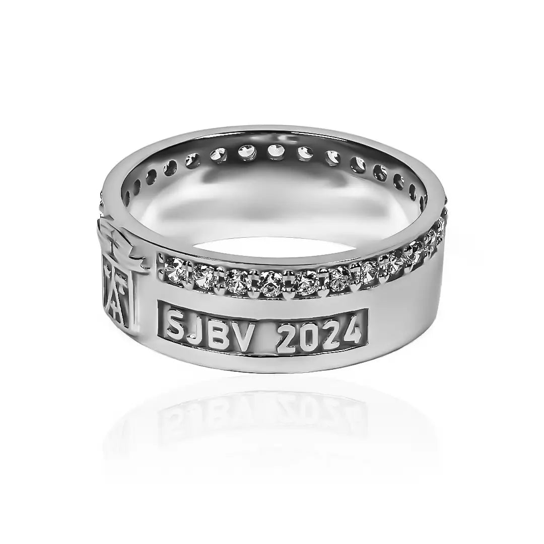 Anillo de optometría personalizado. Diseño exclusivo de Joyería Caracas, elaborado en oro 18K para un lujo duradero. Cada pieza es única y cuenta con garantía de por vida.