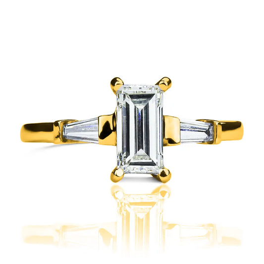 Anillo imperial baguette. Confeccionado con oro de 18k, su diseño exclusivo de Joyería Caracas y un certificado de calidad y garantía para toda la vida.