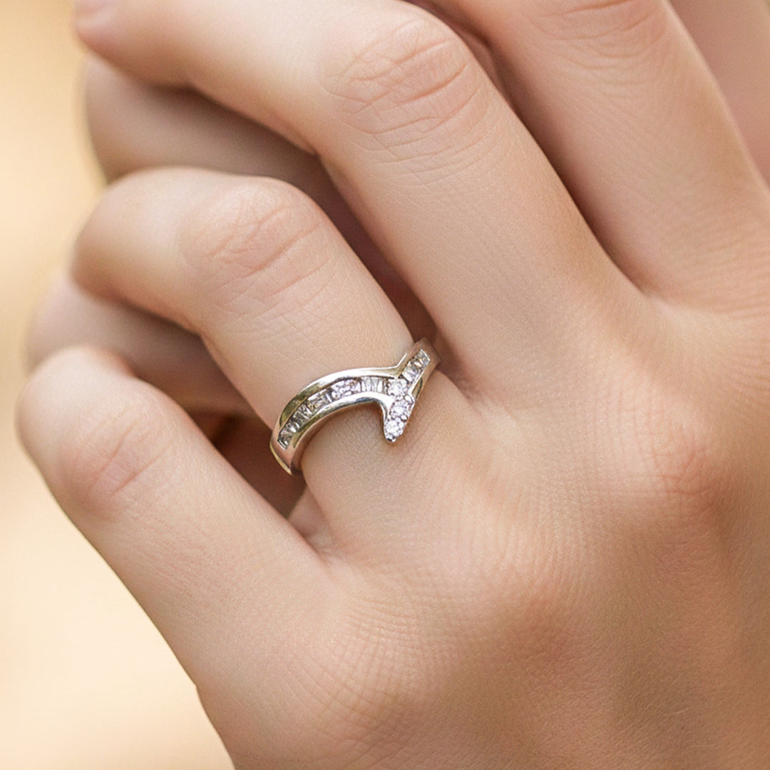 Mano de modelo usando un anillo en oro blanco de 18 quilates con cristales de Joyería Caracas. 