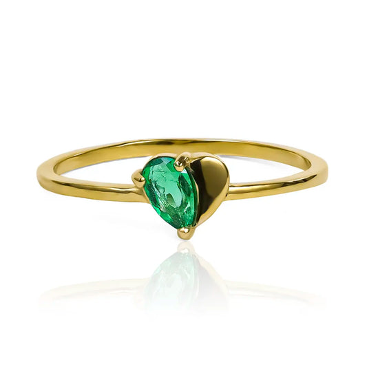Anillo drop heart - Emerald en oro de 18k de la Joyería Caracas! Con un diseño único y sofisticado, su corazón mitad gota esmeralda te hará brillar en cualquier ocasión. 