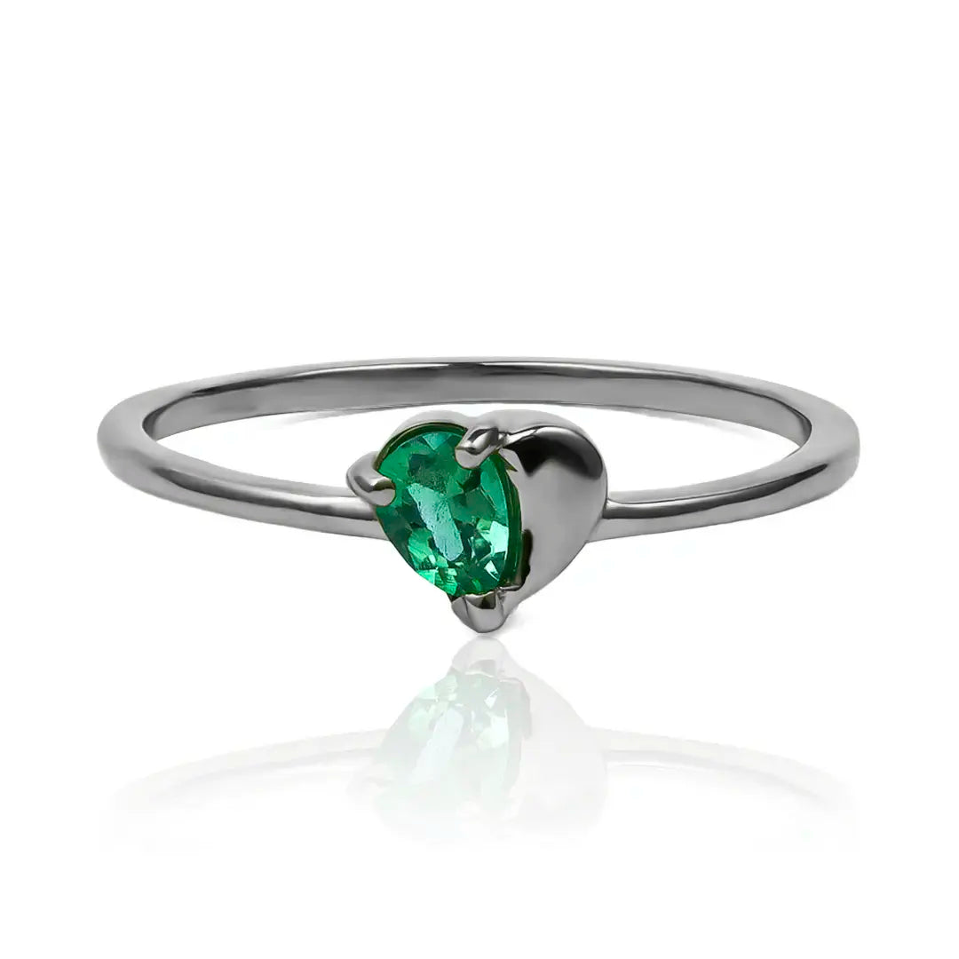 Anillo Drop Heart Emerald en oro 18k por Joyería Caracas, cuenta con certificado de calidad y garantía de por vida.