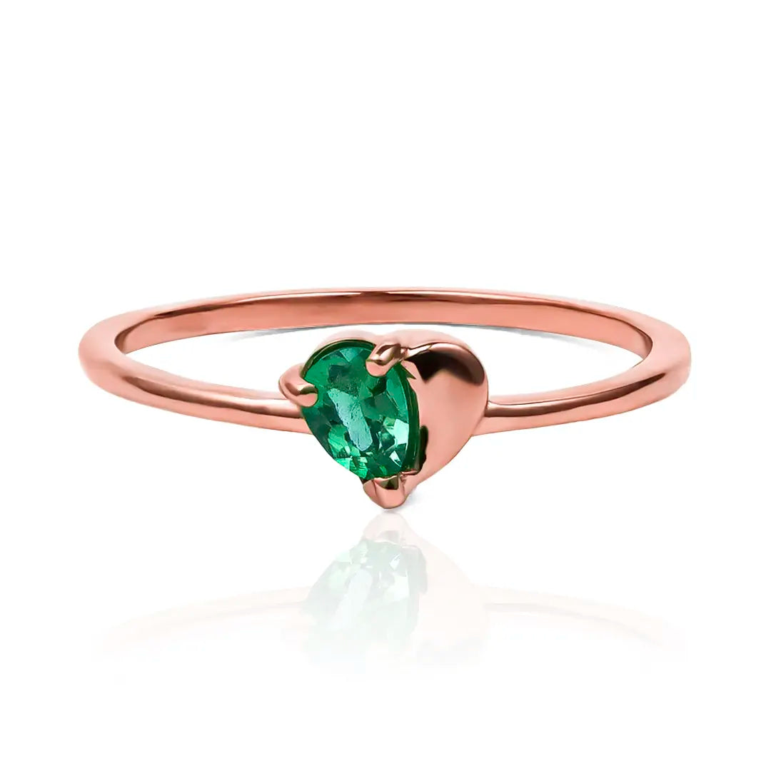 Anillo Drop Heart Emerald en oro 18k por Joyería Caracas, cuenta con certificado de calidad y garantía de por vida.