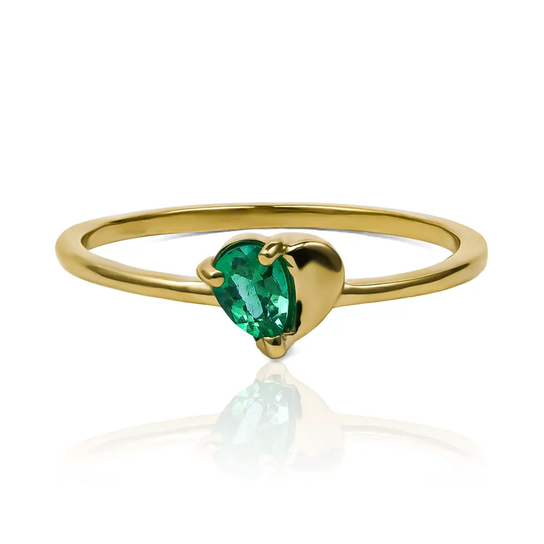 Anillo Drop Heart Emerald en oro 18k por Joyería Caracas, cuenta con certificado de calidad y garantía de por vida.