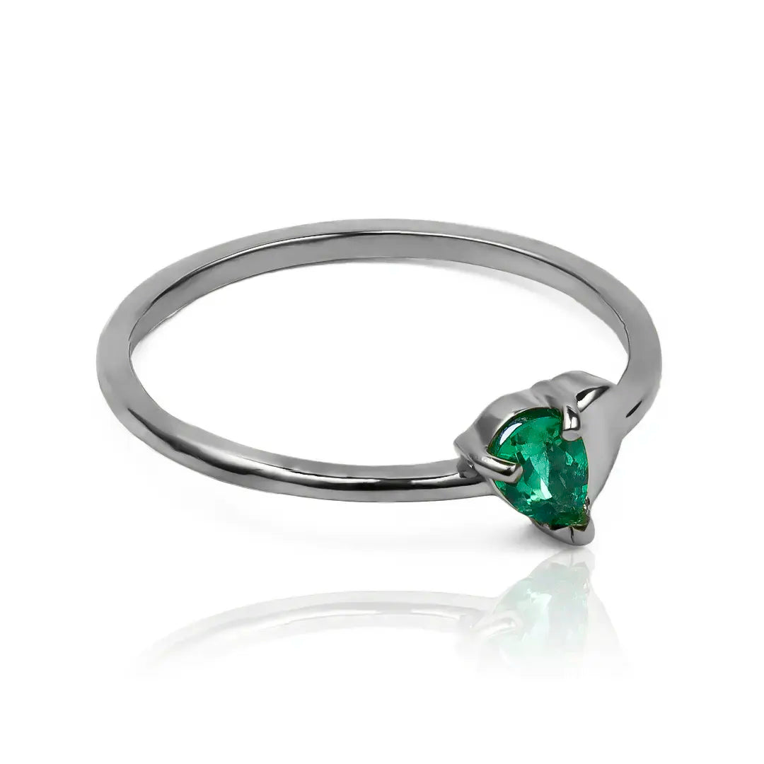 Anillo Drop Heart Emerald en oro 18k por Joyería Caracas, cuenta con certificado de calidad y garantía de por vida.