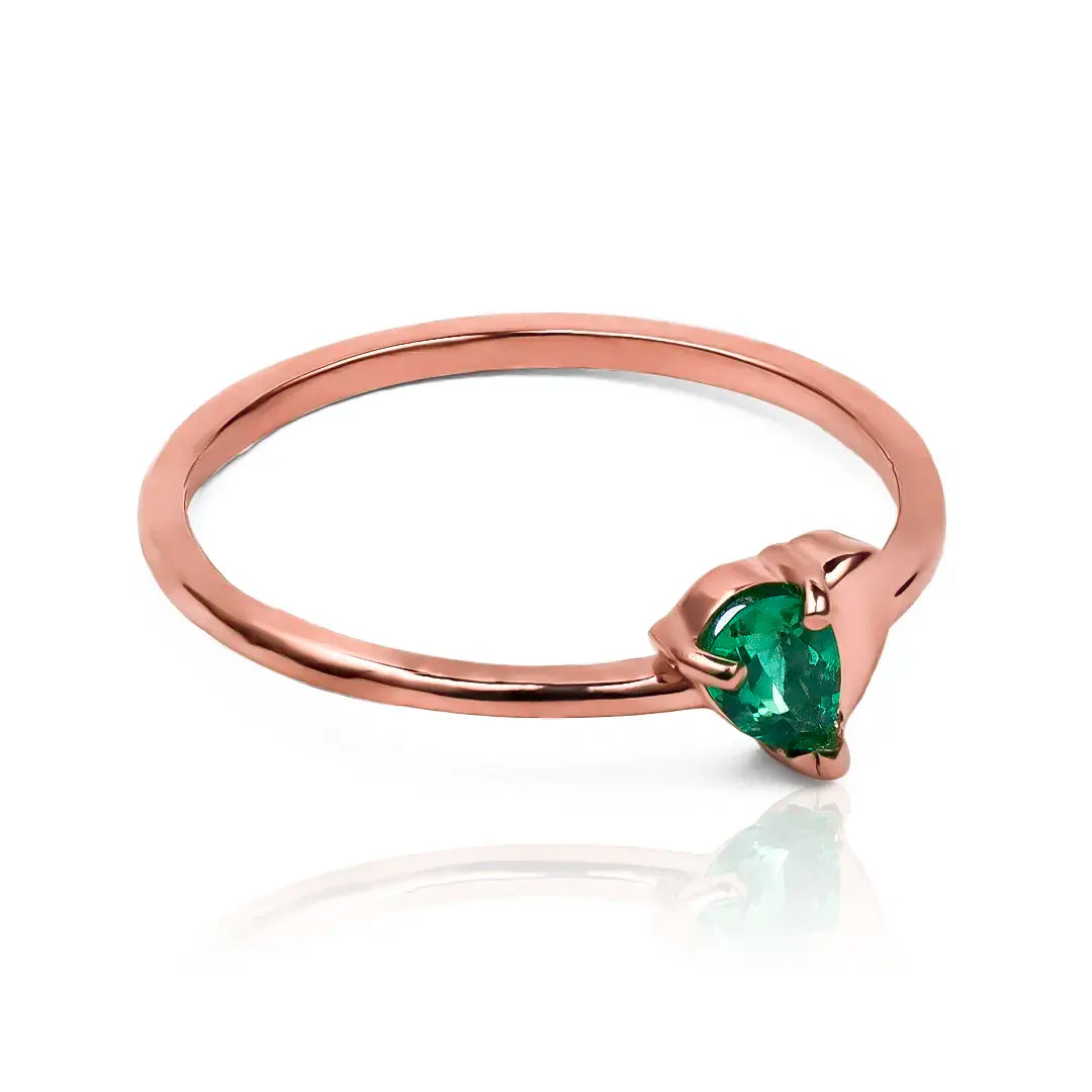 Anillo Drop Heart Emerald en oro 18k por Joyería Caracas, cuenta con certificado de calidad y garantía de por vida.