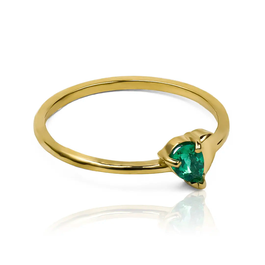 Anillo Drop Heart Emerald en oro 18k por Joyería Caracas, cuenta con certificado de calidad y garantía de por vida.