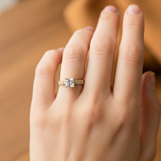 Mano de modelo usando un anillo en oro amarillo de 18 quilates con cristales de Joyería Caracas.