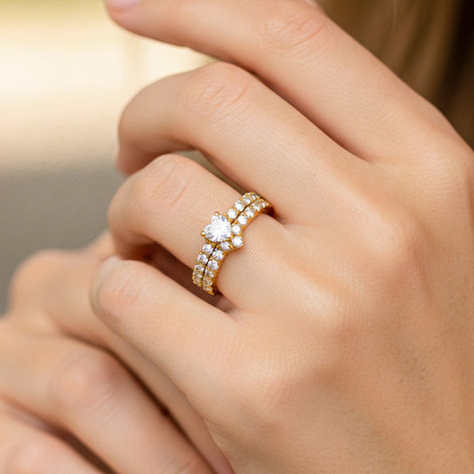 Mano de modelo usando un anillo con pisargolla en oro amarillo de 18 quilates con cristal en forma de corazón y redondos de Joyería Caracas.